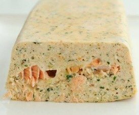 Pain de poisson blanc doré au four, servi en tranches épaisses avec une sauce crémeuse à l'aneth et des rondelles de citron.